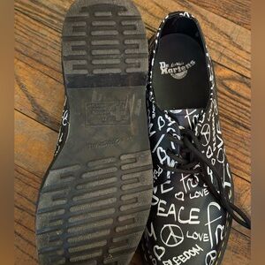 Dr. Martens
1461 Script

Asin:B07DWCHJX3
Color:Black/White
